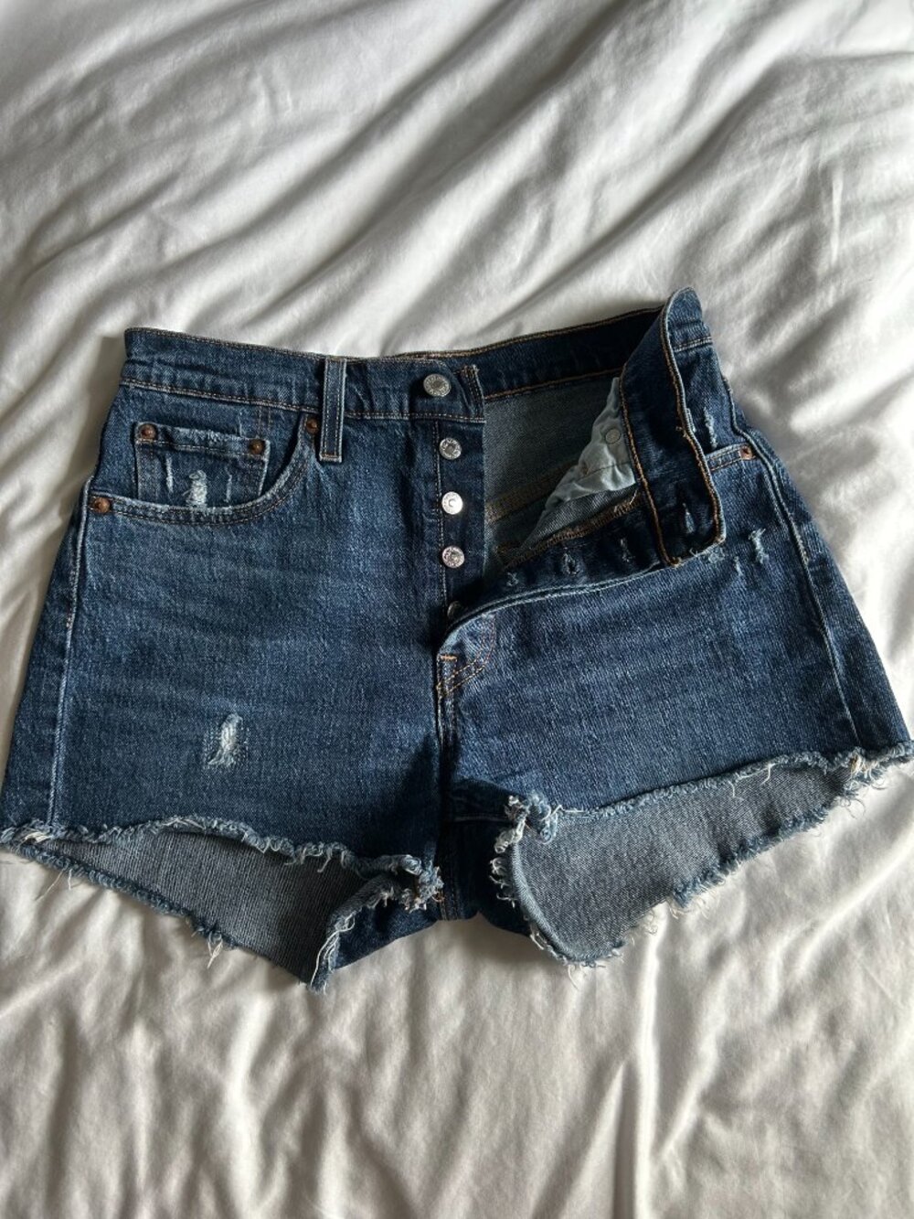 Levi's 501 High Rise Women's Shorts in Size 28 Medium Wash